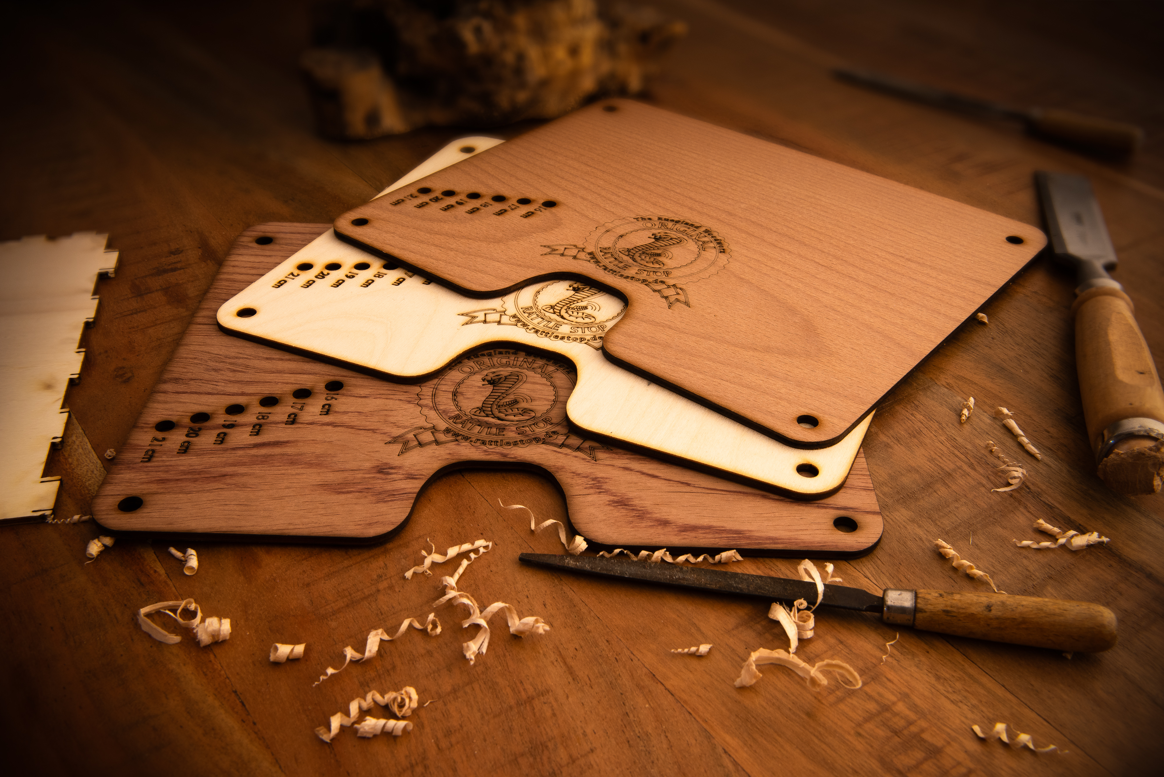 Schepperstop DIY-Bausatz aus Holz mit gravierten Bauteilen und Werkzeug
