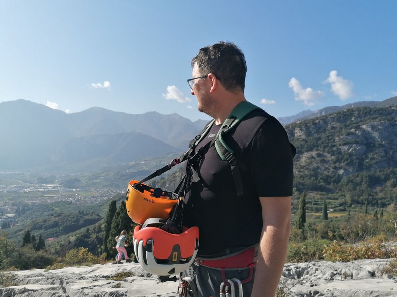 Rattlestop Gründer in den Bergen mit Outdoor-Ausrüstung