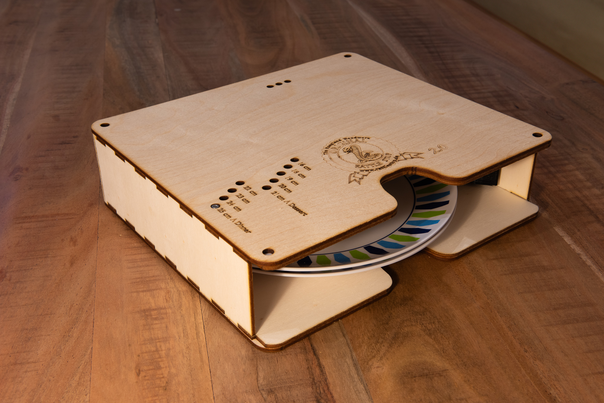 Rattlestop Tellerbox mit sicher verstauten Tellern von vorn