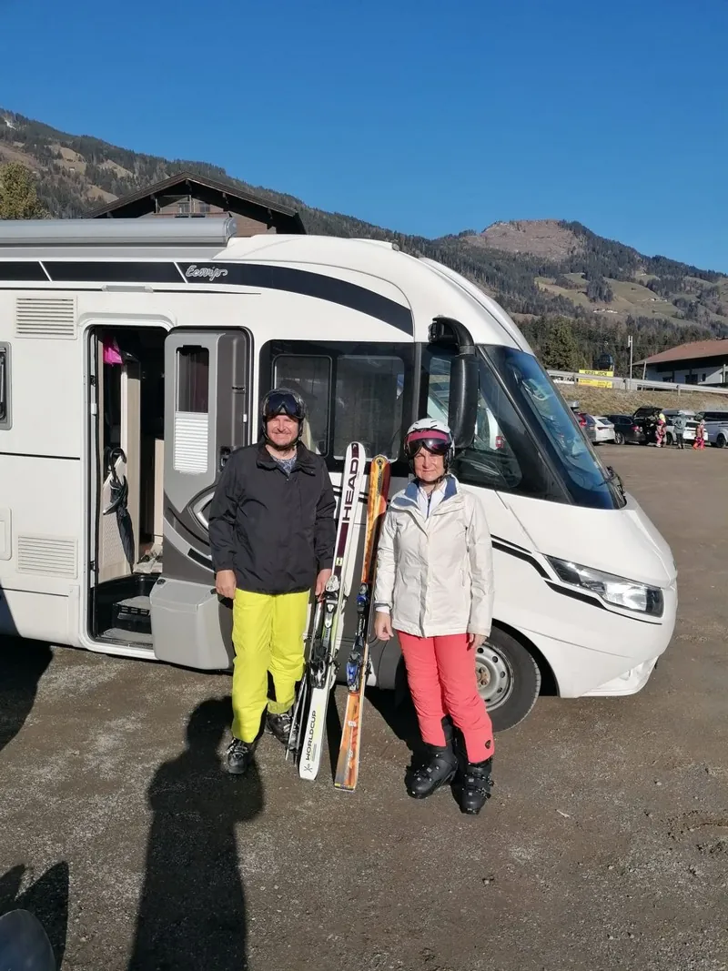 Die Rattlestop-Gründer mit Skiern vor ihrem Wohnmobil in den Bergen