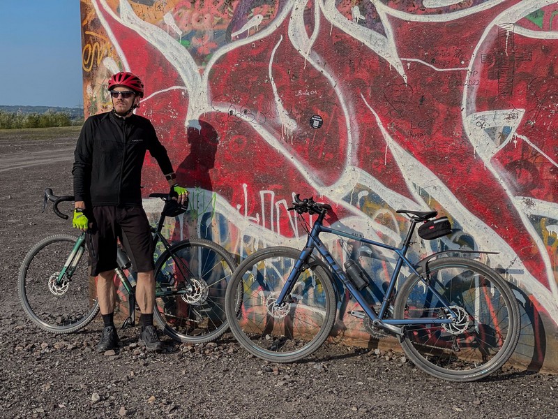 Rattlestop Gründer mit Mountainbike auf Reise