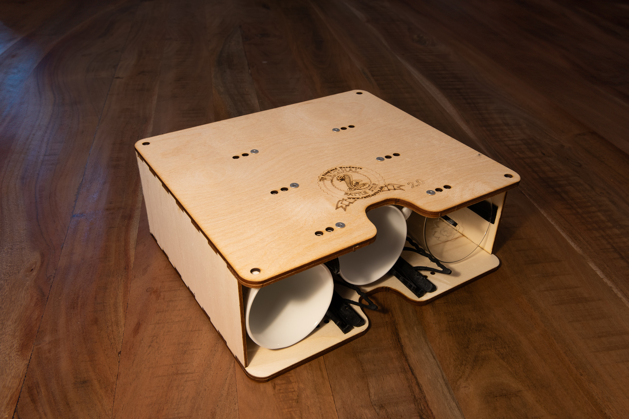 Rattlestop Becherbox mit sicher verstauten Tassen von vorn